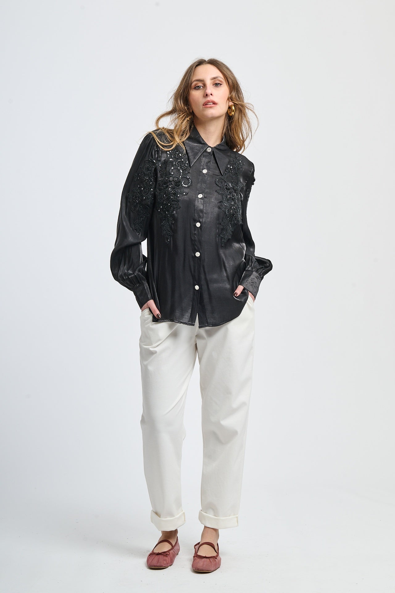 Un maglione blu scuro con maniche lunghe e un collo a colletto.